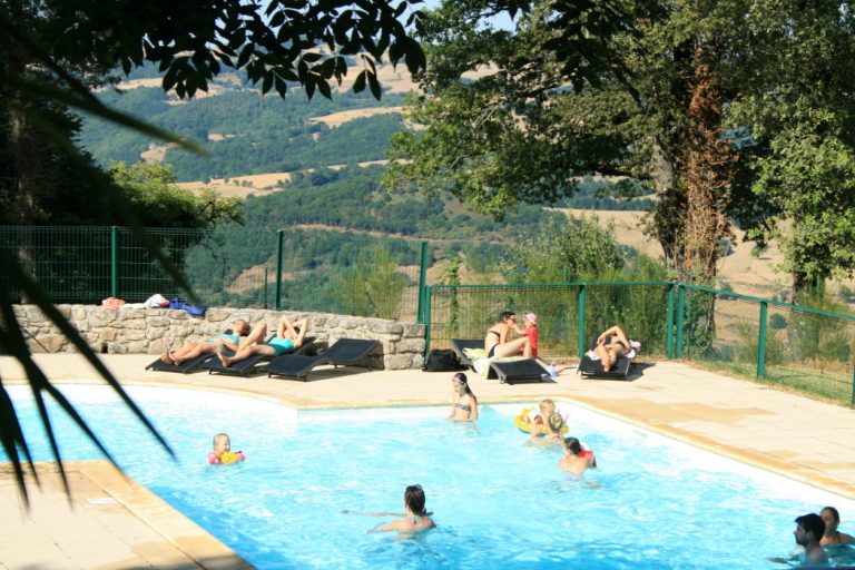 Camping Bellevue Aveyron zwembad 768x512