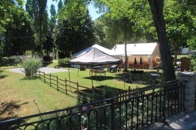 Camping D auberoche Dordogne terras 768x512