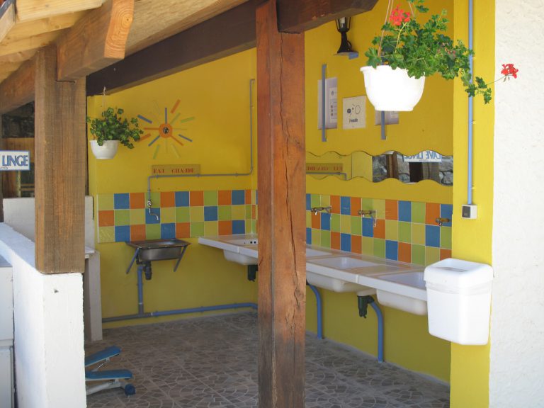 Camping Le Soleil Rouge Ardeche sanitair 768x576