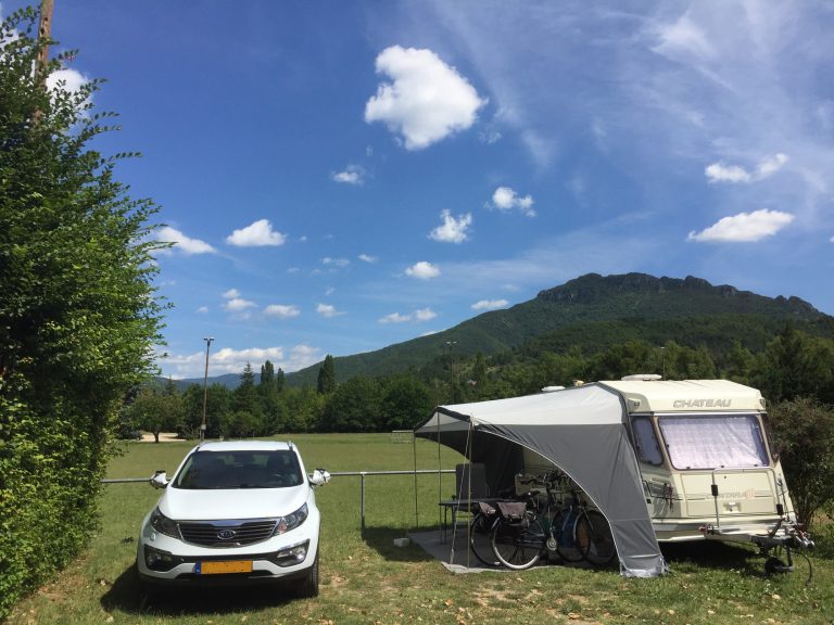 Camping Les Chapelains Drome caravab staanplaats 768x576