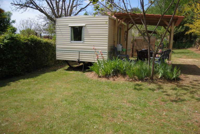 Camping Les Pierres Chaudes Dordogne stacaravan huren 768x516