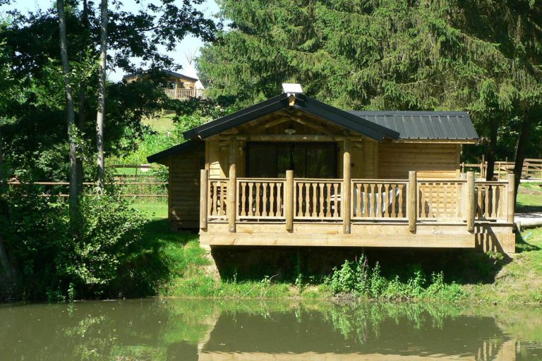 Camping Les Étangs Du Moulin chalet aan meer 768x512