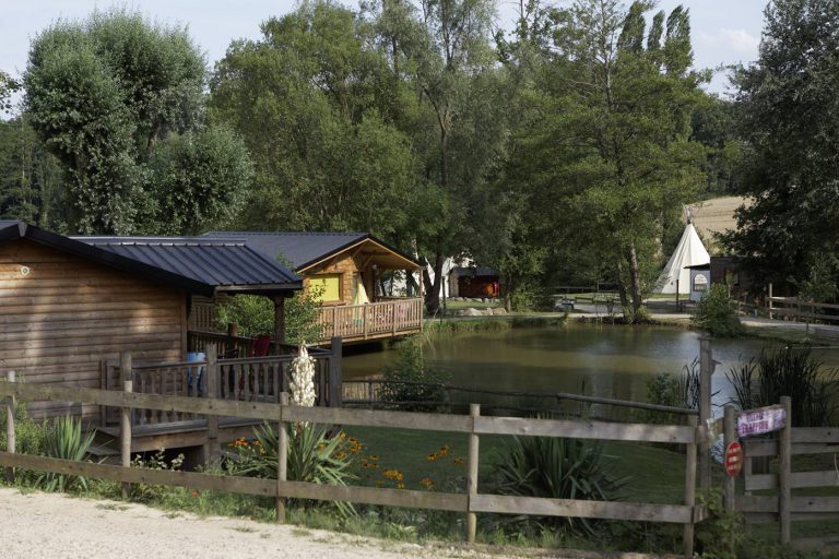 Camping Les Étangs Du Moulin chalet huren 768x512