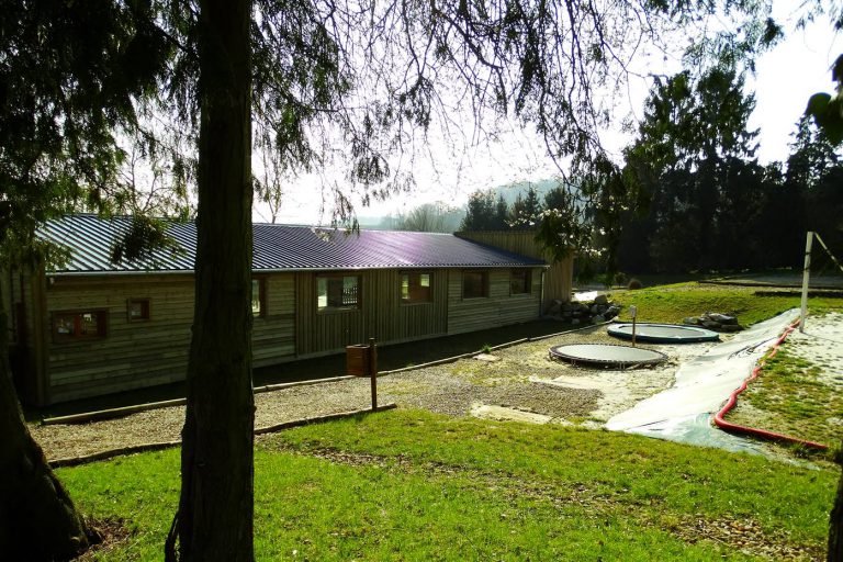 Camping Les Étangs Du Moulin recreatiegebouw 768x512