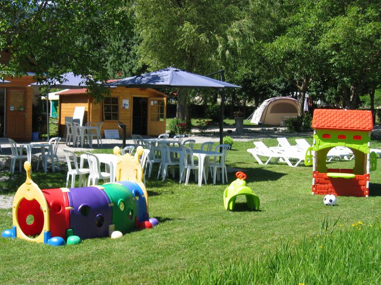 Camping Les Prés Haute Alpes speeltuin 768x576