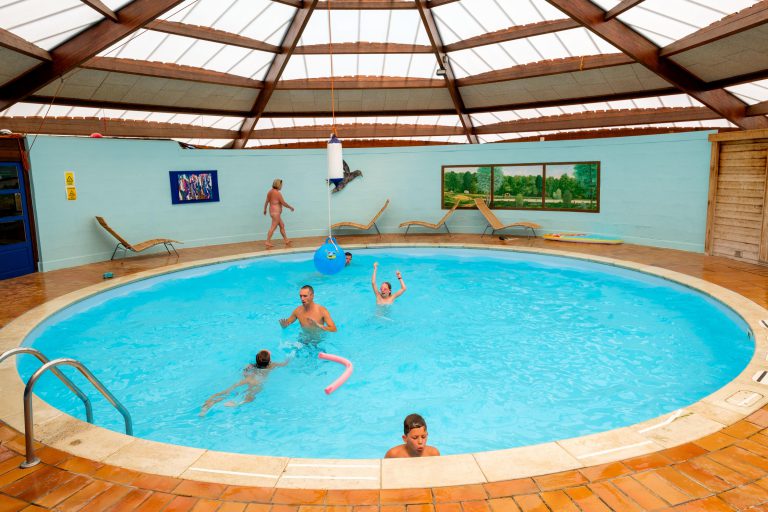 Naturistencamping Creuse Nature overdekt zwembad 768x512