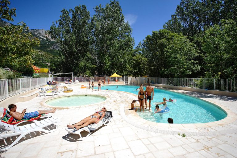 Camping Domaine Chasteuil Provence zwembad 768x512