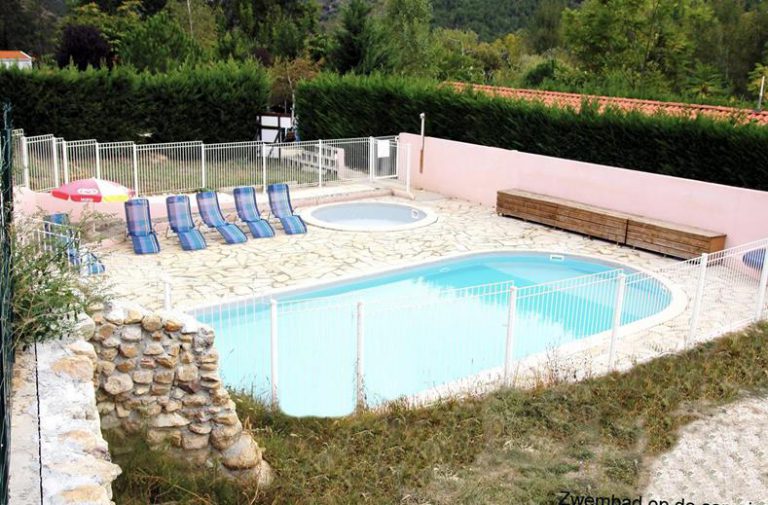 Camping Le Rotja zwembad 768x505