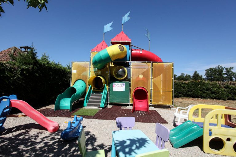 Camping Les Chalets Sur La Dordogne speeltuin 768x512