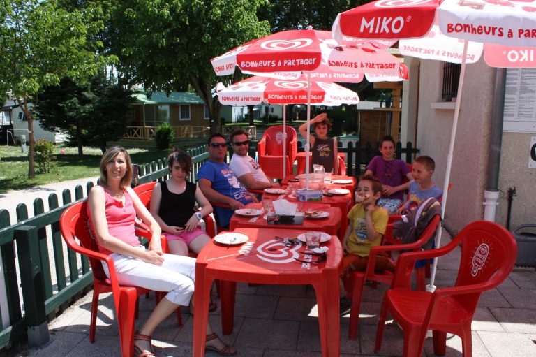 Camping Le Rhone terras 768x511