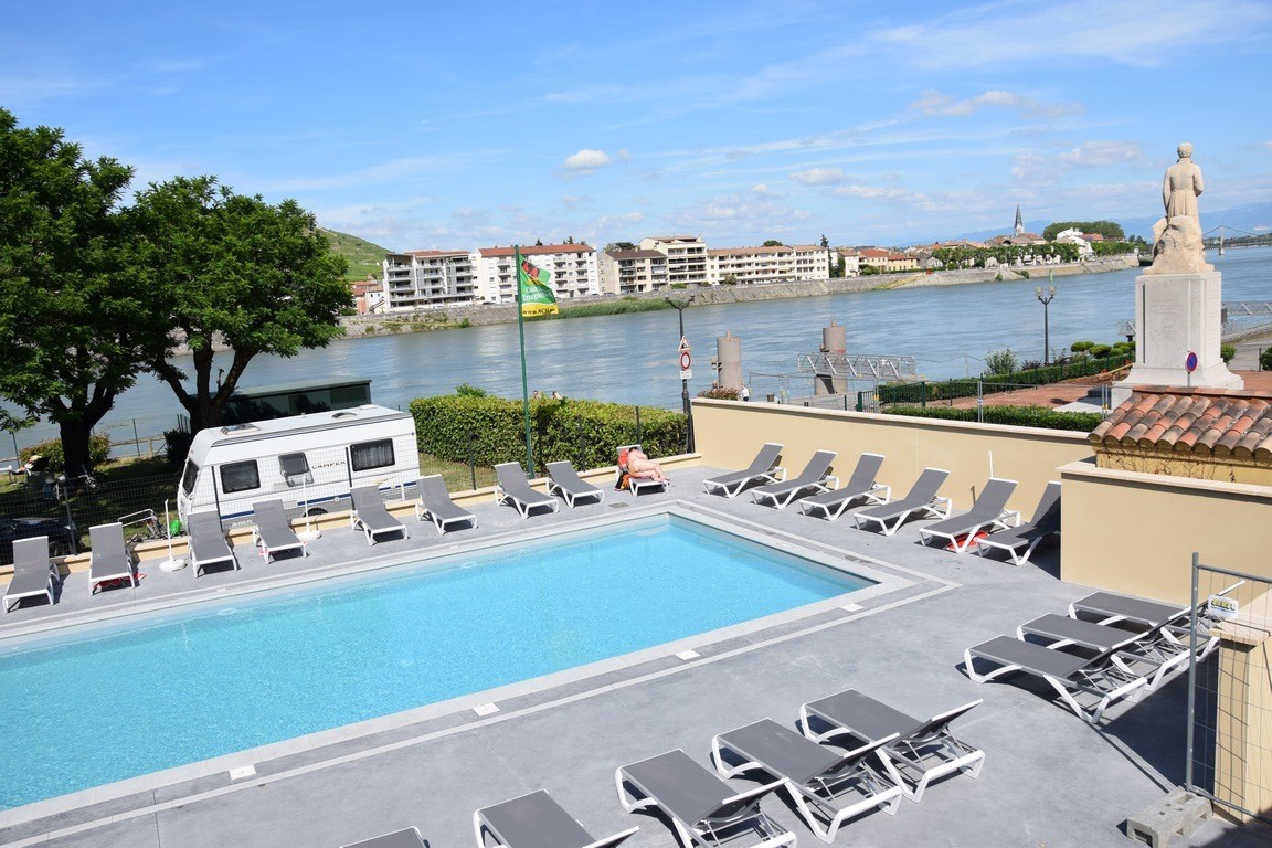 Camping Le Rhône - A7 transit campground - 17 kilometers from Valence. 24/7 photo 2