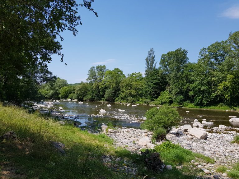 Camping Les Peupliers Ardeche kiezelstrand 768x576