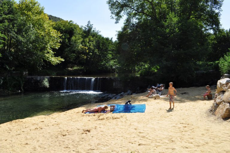 Camping Les Cerisiers du Jaur stand aan rivier 768x510