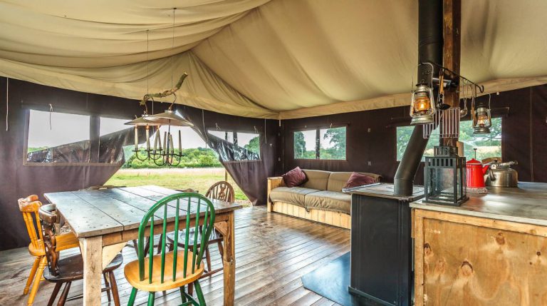 Camping La Ferme de La Moriciere safaritent met houtkachel 768x429
